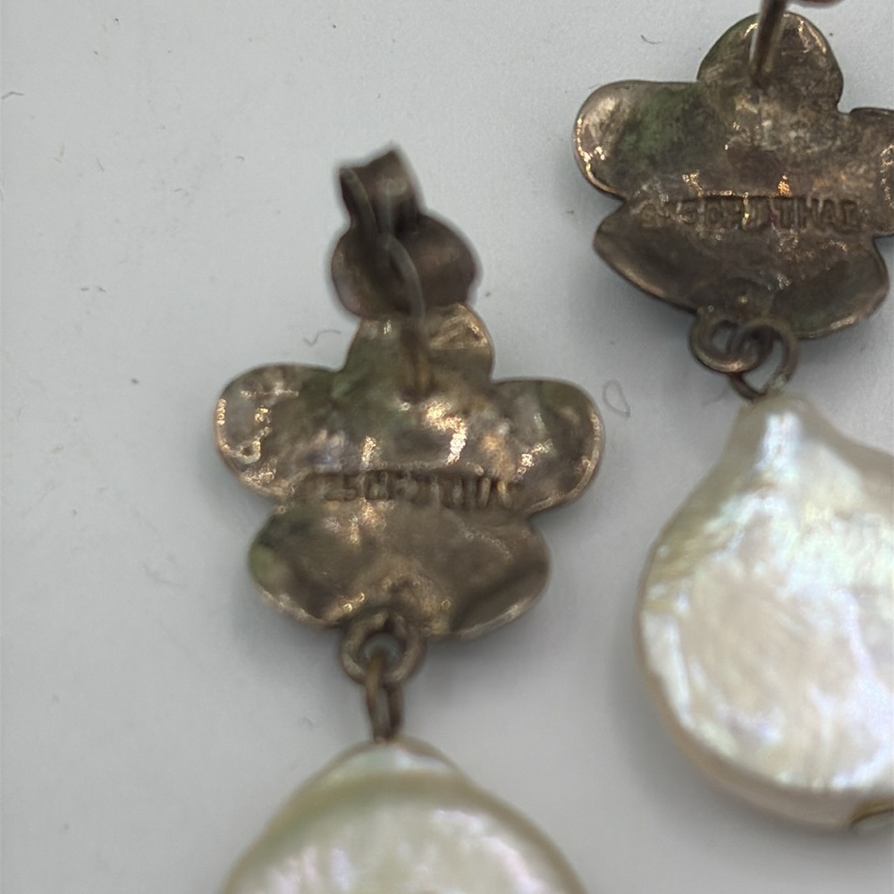 THAI Silver Sterling Silver Hallmarked Earrings with Iridescent Coin Pearl - Picture 5 of 7